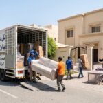 لقطة جوية لشاحنة نقل تابعة لشركة سكاي موف أثناء ترتيب العمال لأثاث مغلف بعناية في المدينة المنورة